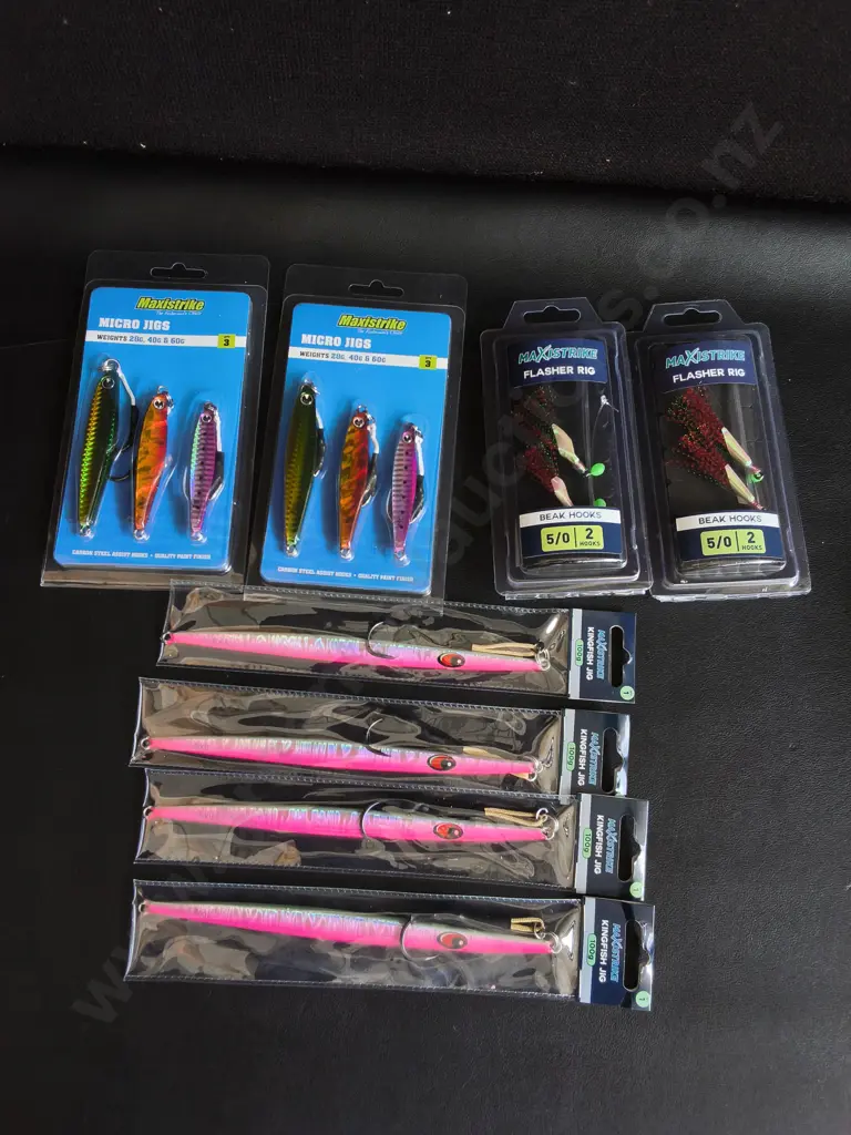 8 BRAND NEW FISHING HOOKS AND JIGS Image 1++