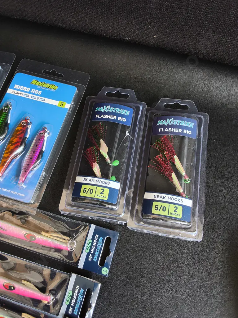 8 BRAND NEW FISHING HOOKS AND JIGS Image 1++