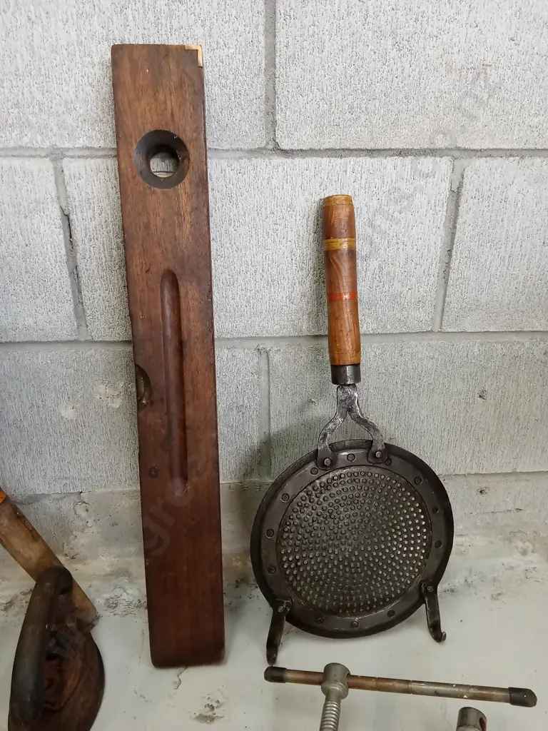 COLLECTION OF VINTAGE HOUSEHOLD TOOLS Image 1++