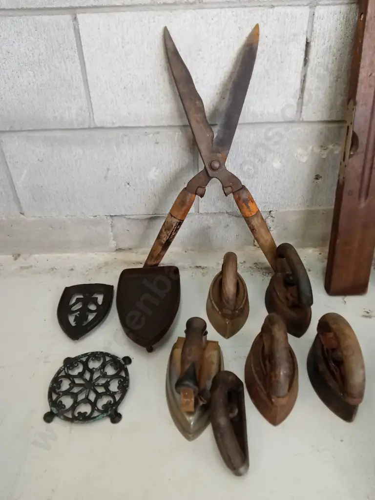 COLLECTION OF VINTAGE HOUSEHOLD TOOLS Image 1++
