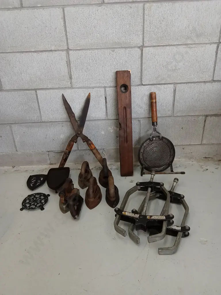 COLLECTION OF VINTAGE HOUSEHOLD TOOLS Image 1++