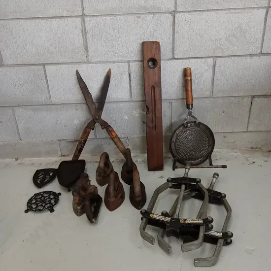 COLLECTION OF VINTAGE HOUSEHOLD TOOLS