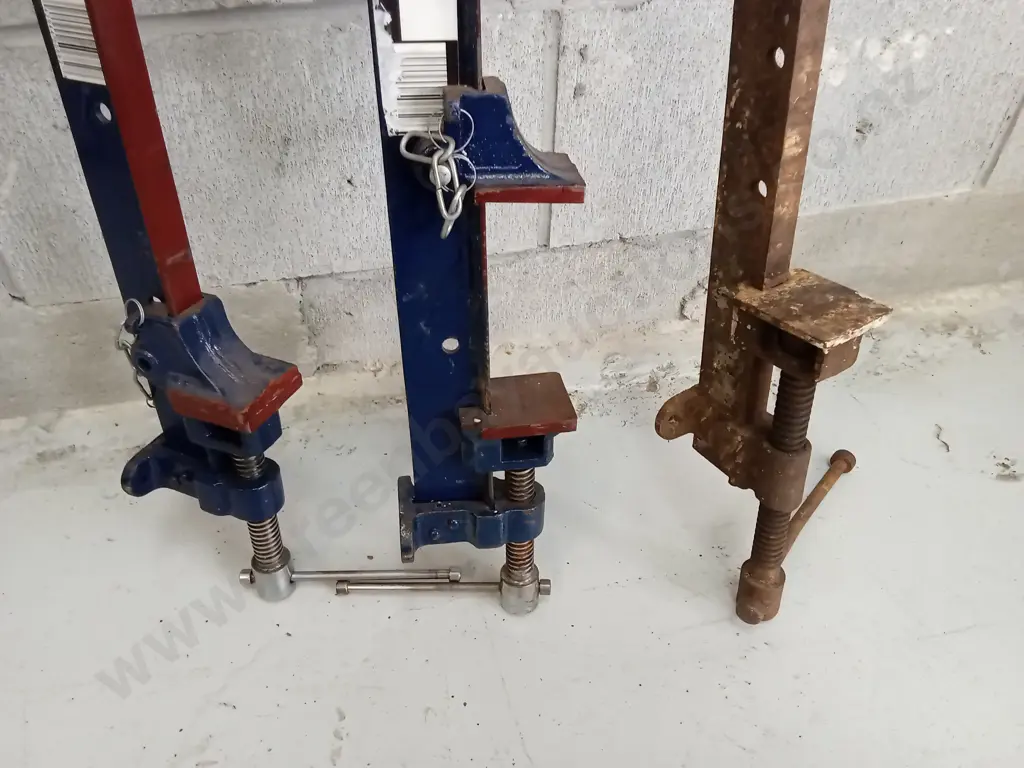 THREE METAL SASH CLAMPS, L 138CM Image 1++