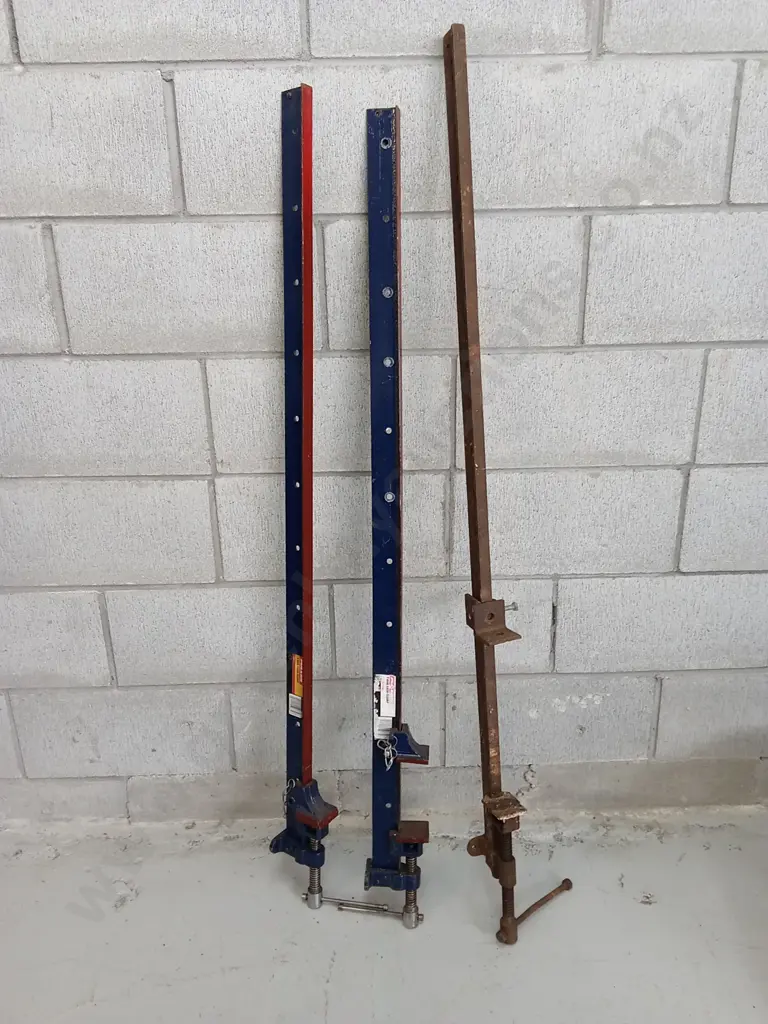 THREE METAL SASH CLAMPS, L 138CM Image 1++