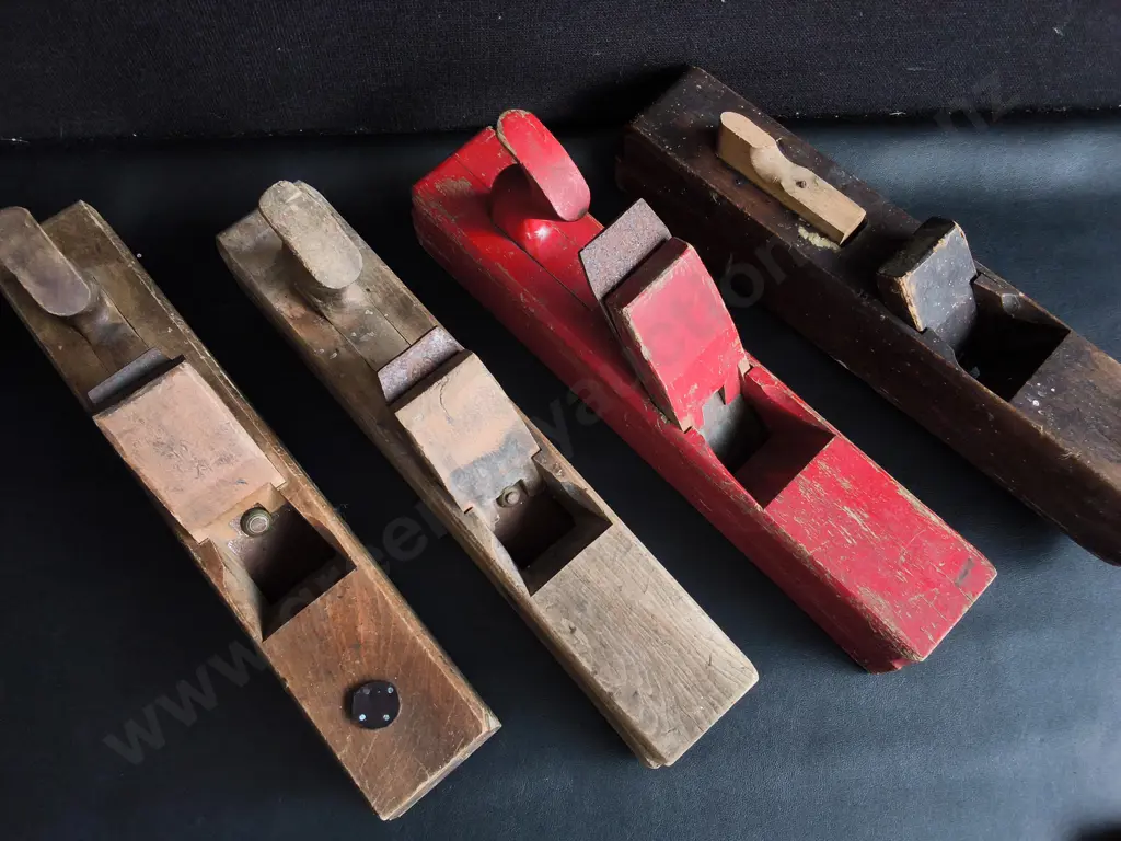 4 VINTAGE WOODEN HAND PLANES Image 1++