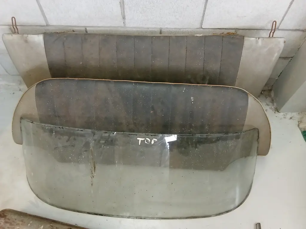 COLLECTION OF CAR PARTS, FORD CONSOLE 315 SEATS, WINDOW, GAS TANK. Image 1++