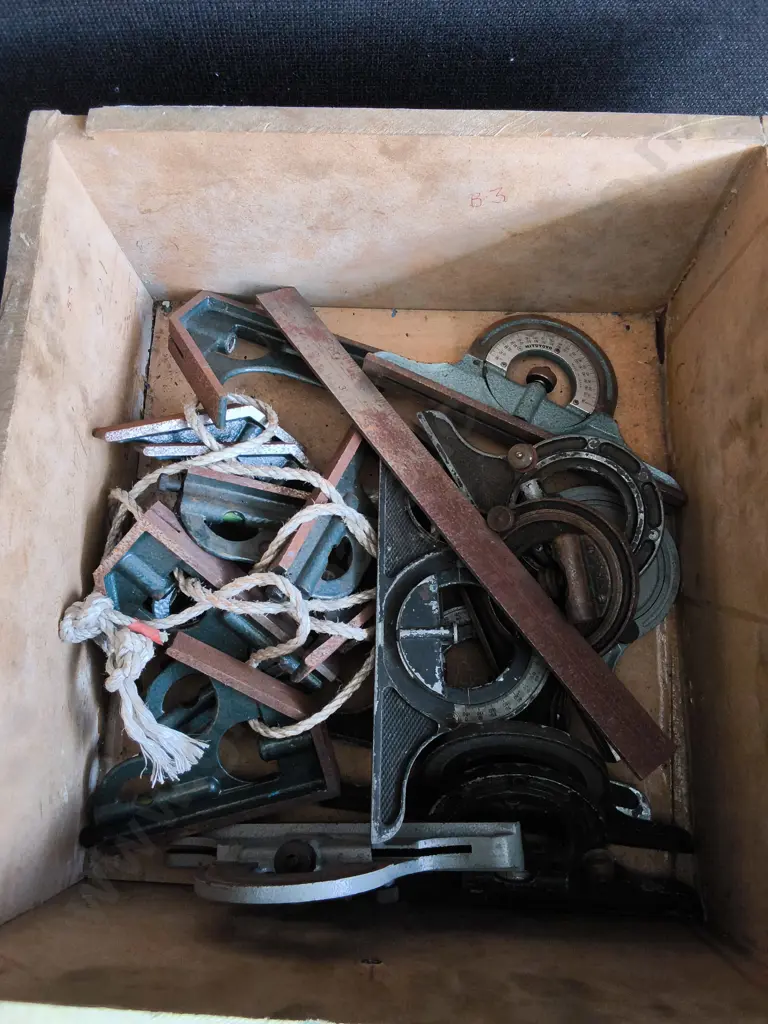 BOX OF METAL MEASURING TOOLS Image 1++