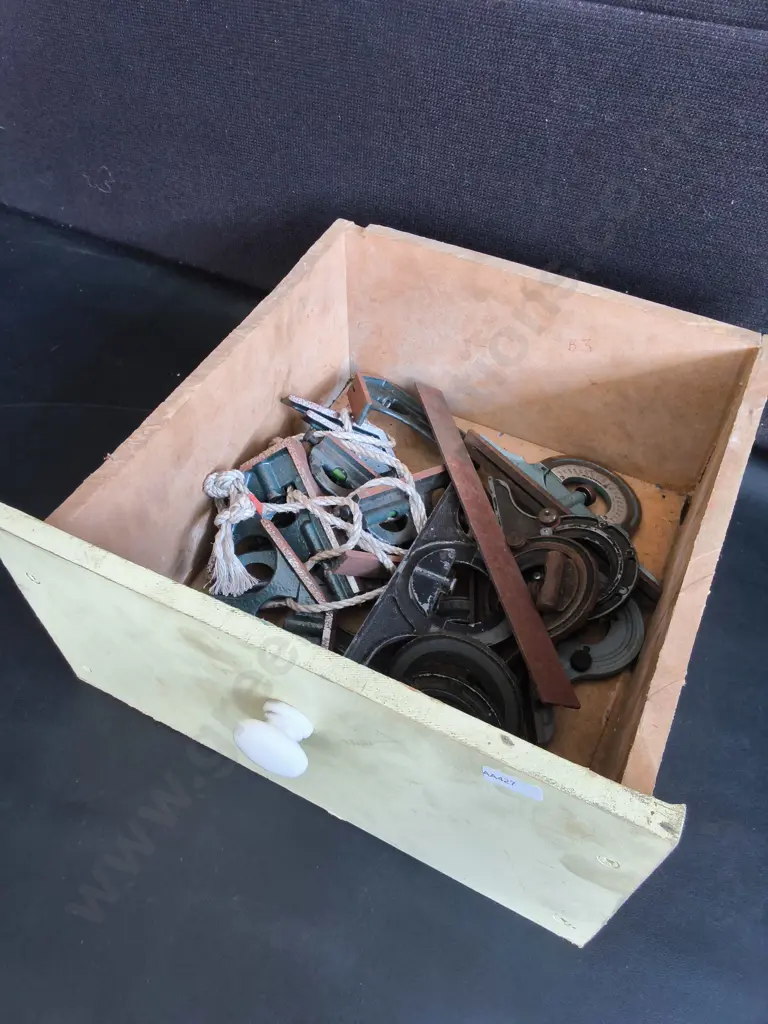 BOX OF METAL MEASURING TOOLS Image 1++