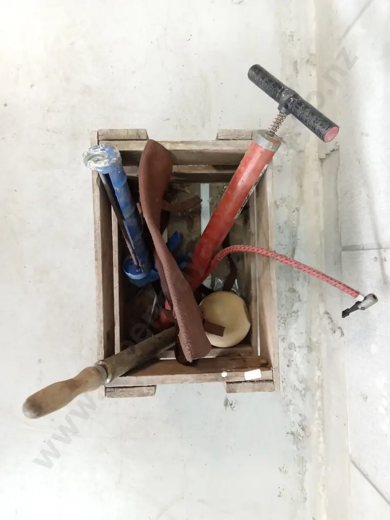 BOX OF VINTAGE MISCELLANEOUS TOOLS Image 1++
