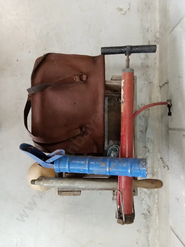BOX OF VINTAGE MISCELLANEOUS TOOLS Image 1++