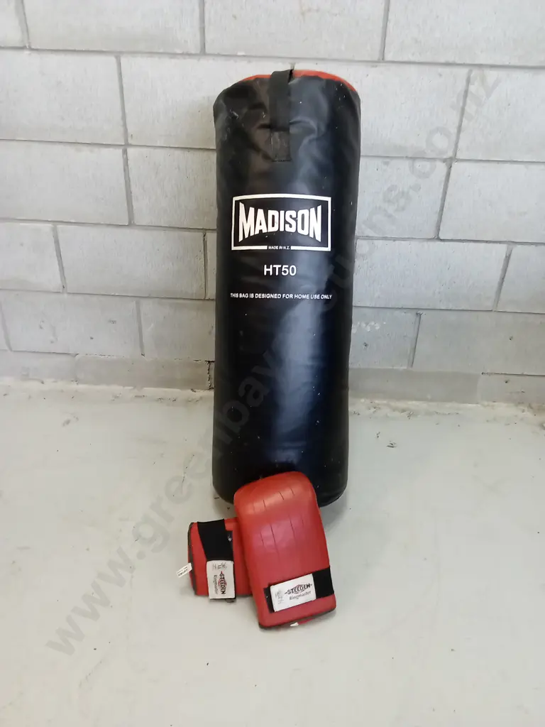 MADISON PUNCHING BAG (HT50), H 85CM AND GLOVES Image 1++