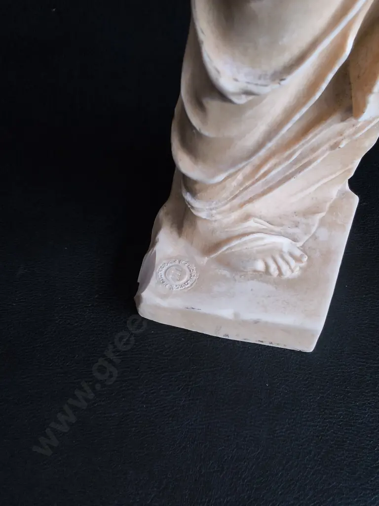 VINTAGE MINIATURE VENUS DE MILO REPRODUCTION STATUE, RESIN, STAMPED "LOUVRE MUSEUM", H 29 CM Image 1++
