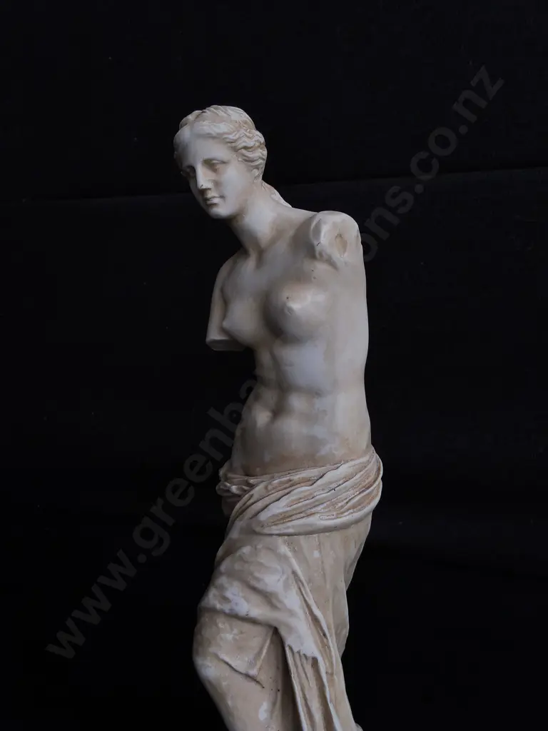 VINTAGE MINIATURE VENUS DE MILO REPRODUCTION STATUE, RESIN, STAMPED "LOUVRE MUSEUM", H 29 CM Image 1++