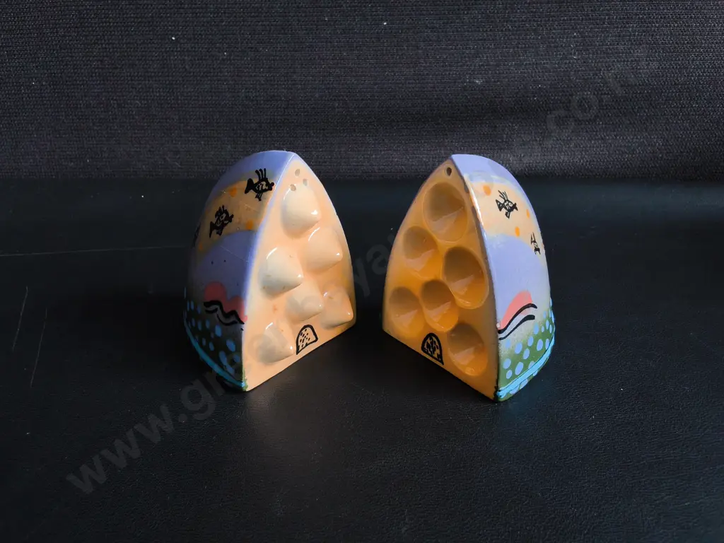VINTAGE BRENDAN ADAMS NZ ART POTTERY SALT AND PEPPER SHAKERS, H 8 CM Image 1++