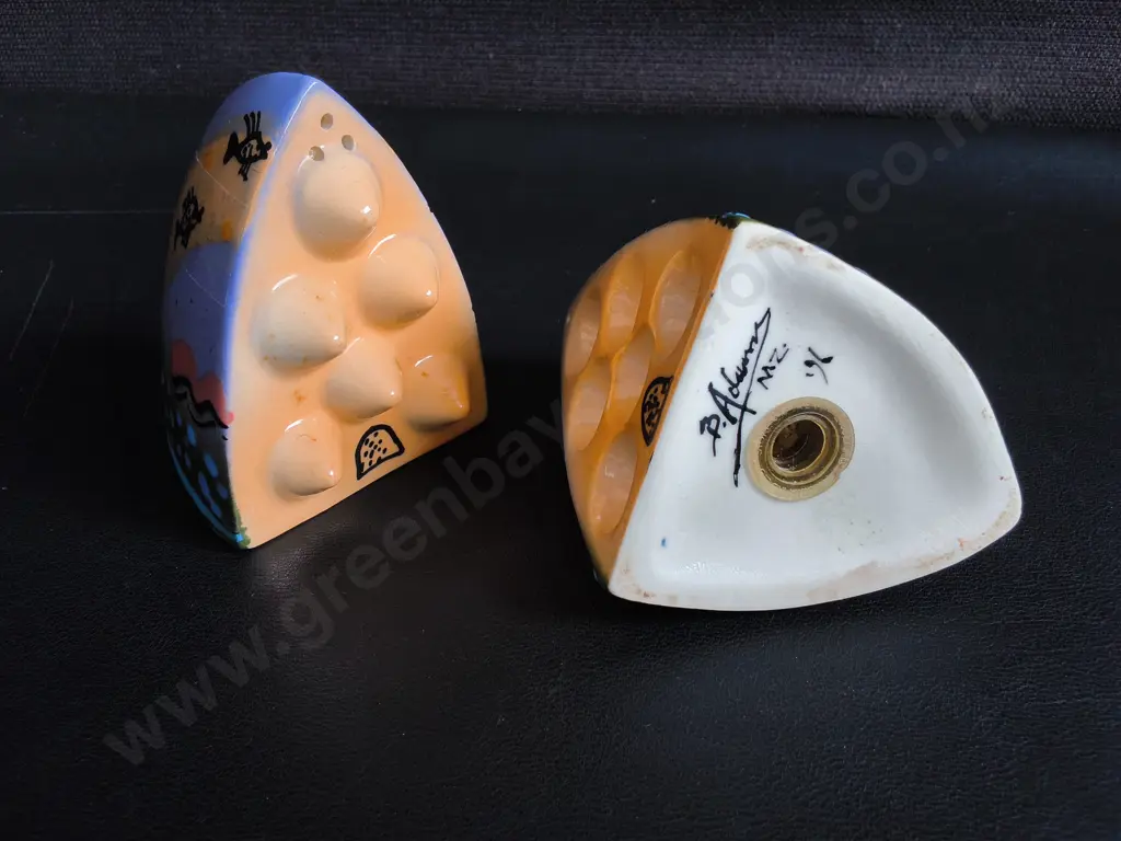 VINTAGE BRENDAN ADAMS NZ ART POTTERY SALT AND PEPPER SHAKERS, H 8 CM Image 1++