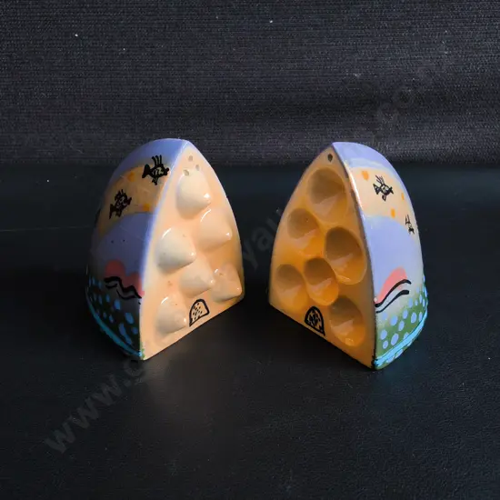 VINTAGE BRENDAN ADAMS NZ ART POTTERY SALT AND PEPPER SHAKERS, H 8 CM