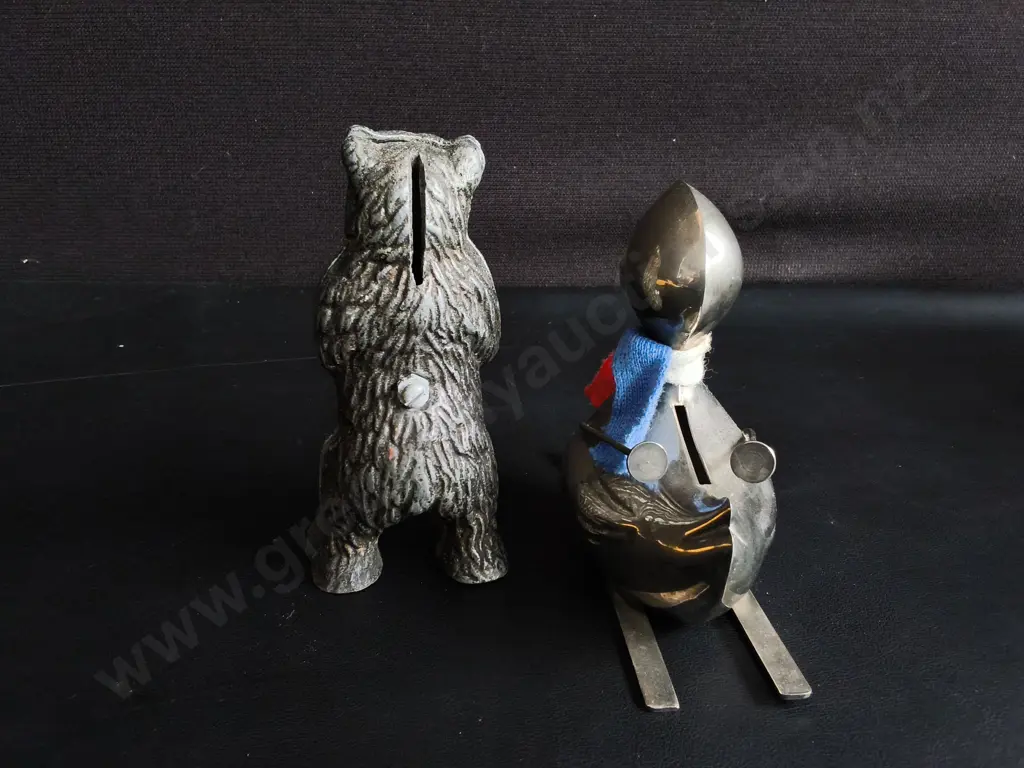 VINTAGE CAST METAL GRIZZLY BEAR STILL BANK, AND METAL SKIING DUCK COIN BANK, TALLEST H 13 CM Image 1++