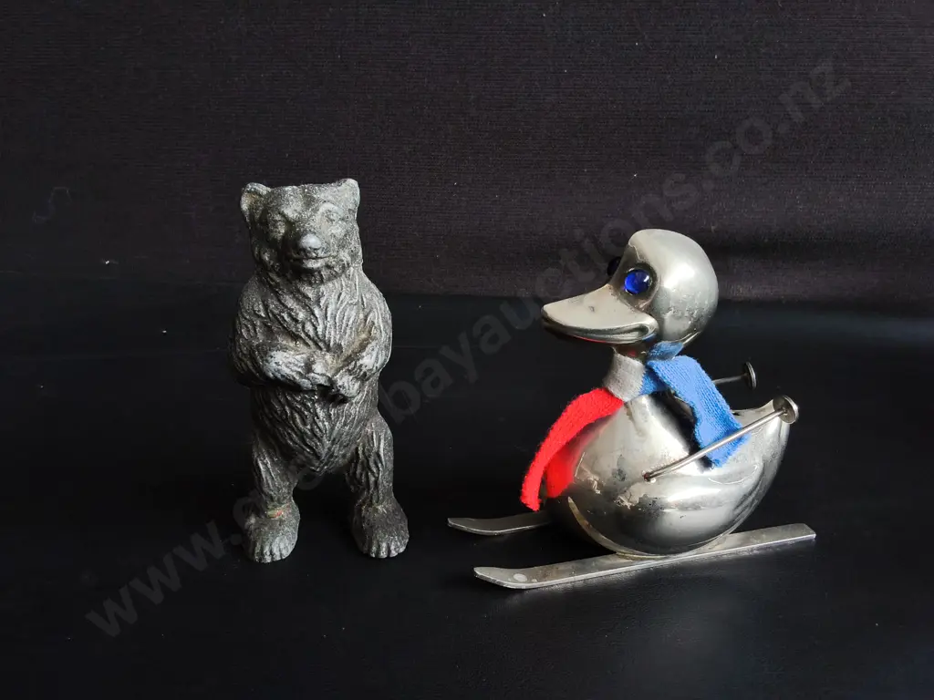 VINTAGE CAST METAL GRIZZLY BEAR STILL BANK, AND METAL SKIING DUCK COIN BANK, TALLEST H 13 CM Image 1++