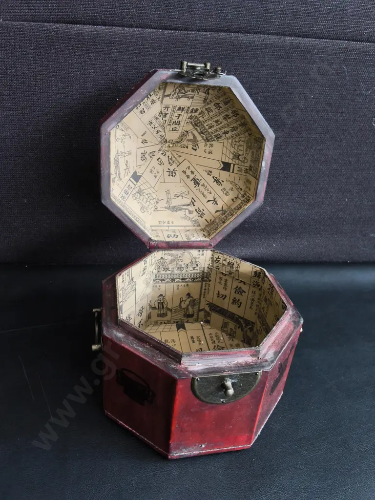 VINTAGE CHINESE LEATHER AND WOOD DECORATIVE BOX, H 23 CM Image 1++
