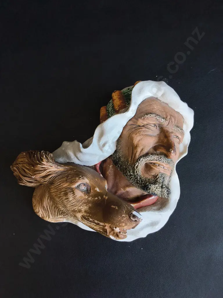 VINTAGE BOSSONS CHALKWARE WALL PLAQUE, "DESERT HUNTER" MAN AND DOG 1960S ENGLAND, W 24 CM Image 1++