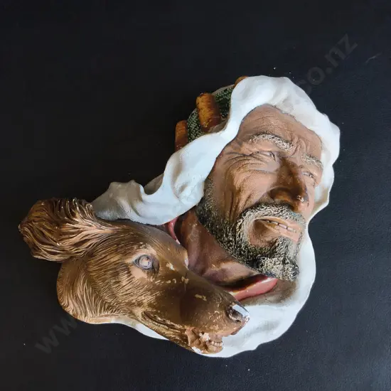 VINTAGE BOSSONS CHALKWARE WALL PLAQUE, "DESERT HUNTER" MAN AND DOG 1960S ENGLAND, W 24 CM