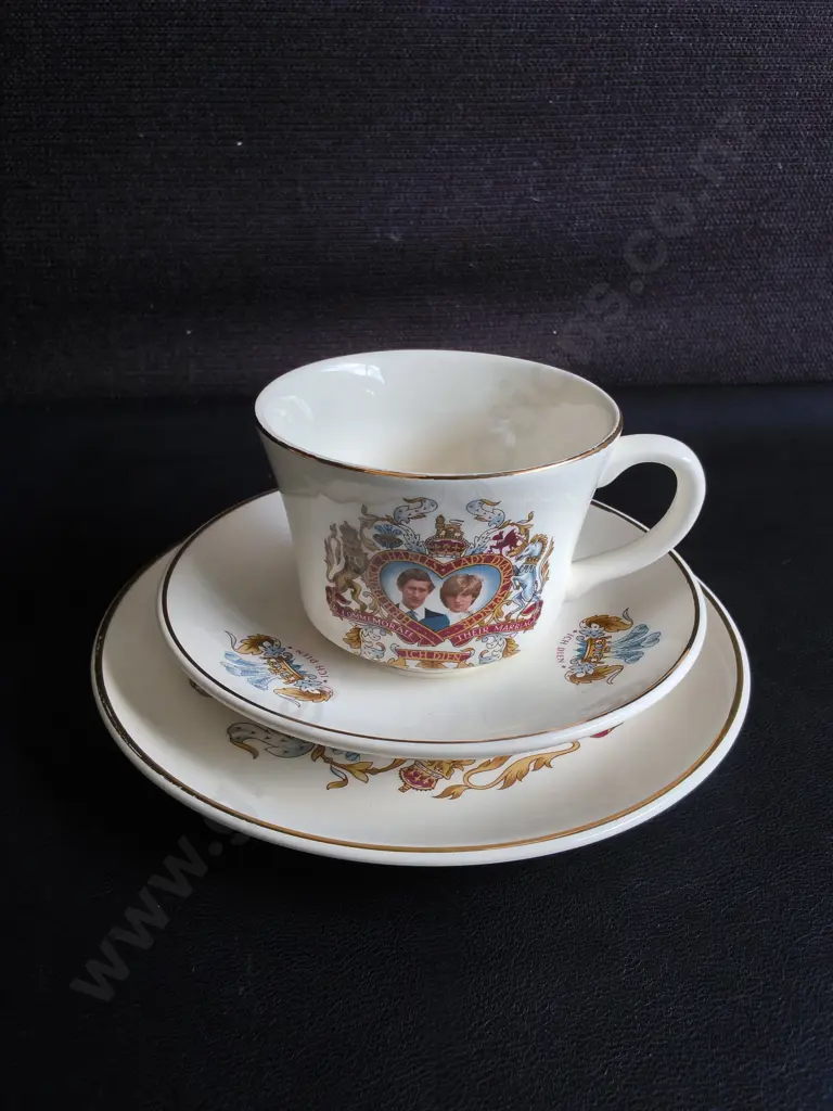 VINTAGE CROWN LYNN COMMEMORATIVE TRIO TEACUP AND SAUCER SET Image 1++
