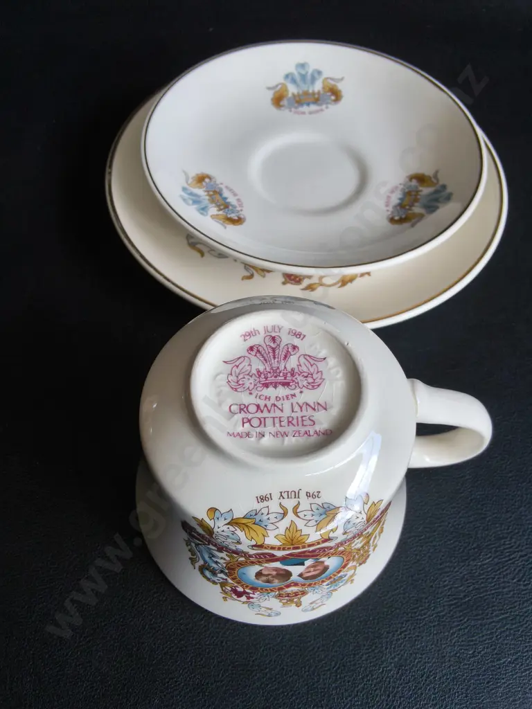VINTAGE CROWN LYNN COMMEMORATIVE TRIO TEACUP AND SAUCER SET Image 1++