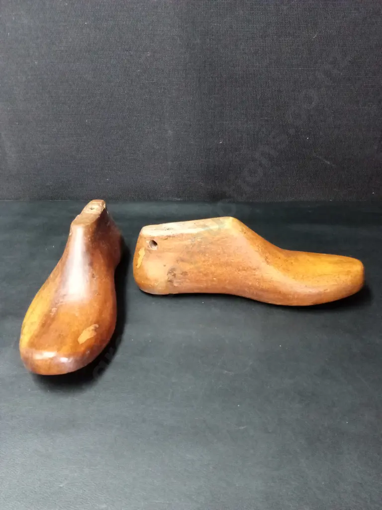 PAIR OF VINTAGE WOODEN SHOE MOLDS L26CM Image 1++