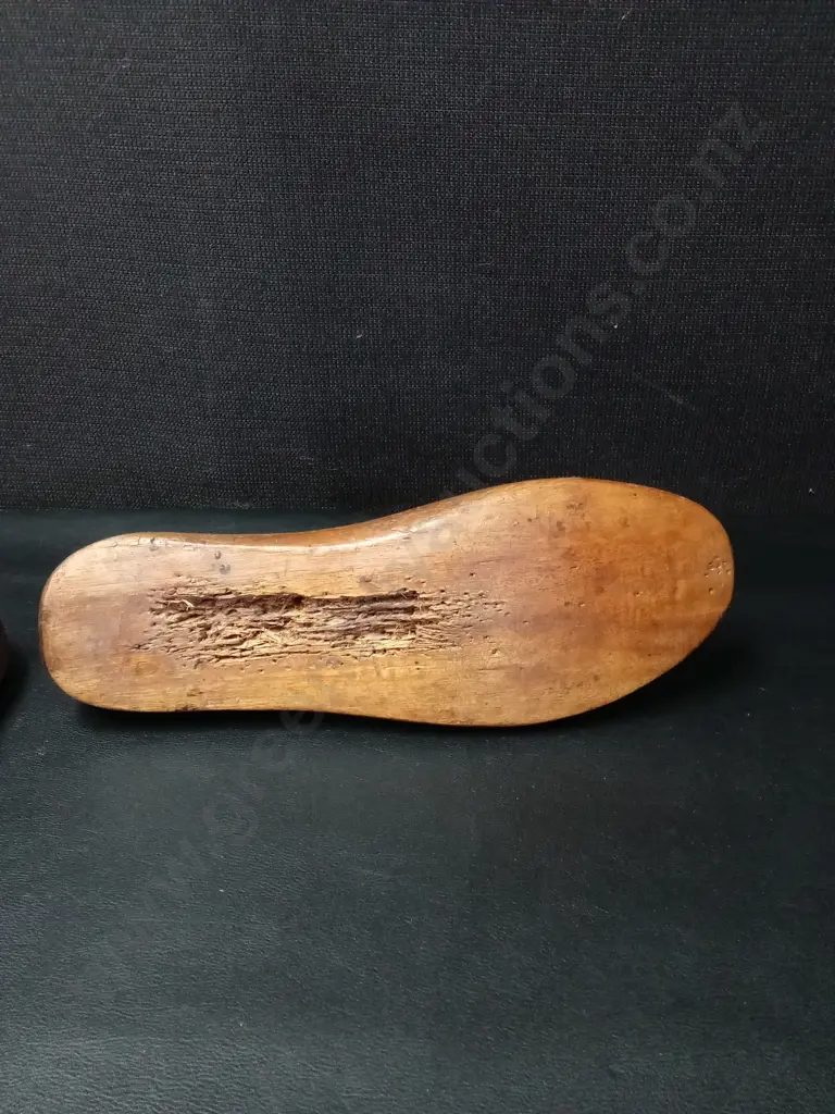 PAIR OF VINTAGE WOODEN SHOE MOLDS L26CM Image 1++