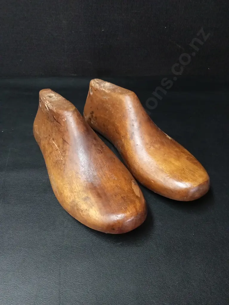 PAIR OF VINTAGE WOODEN SHOE MOLDS L26CM Image 1++