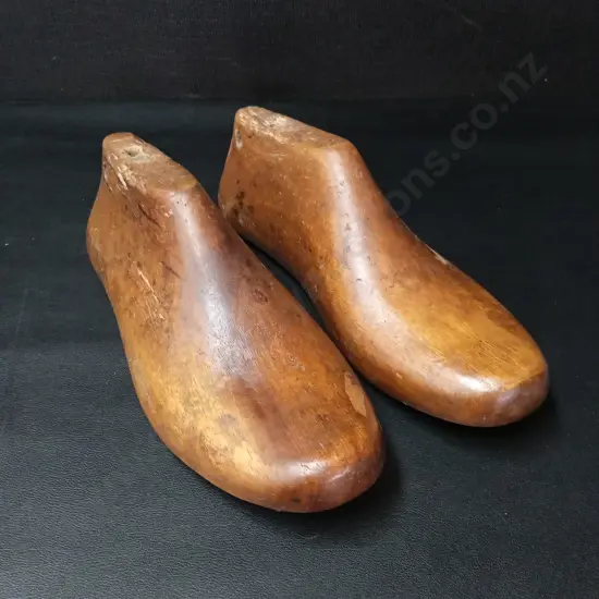PAIR OF VINTAGE WOODEN SHOE MOLDS L26CM