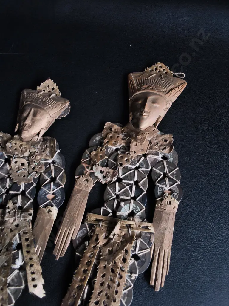 VINTAGE PAIR OF BALINESE KEPENG COIN DOLLS, TALLEST H 35 CM Image 1++