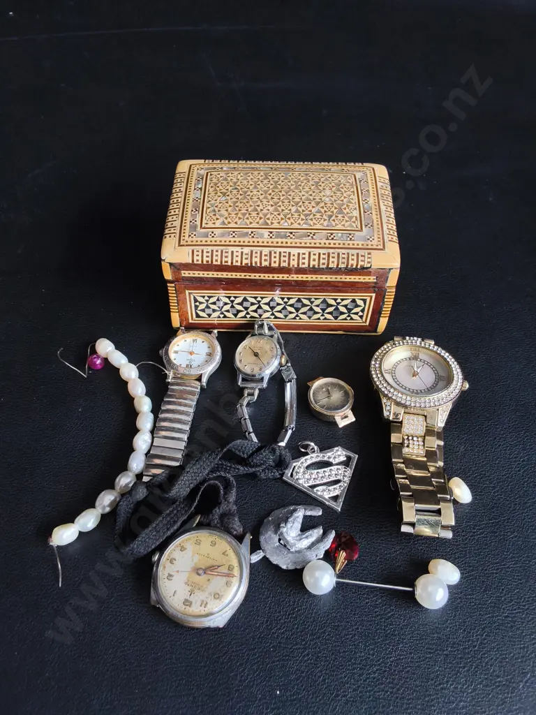 WOODEN TRINKET BOX AND MIX OF JEWELRY Image 1++