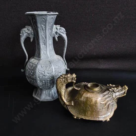 PAIR OF VINTAGE ORIENTAL METALWORK PIECES, TALLEST H 21 CM