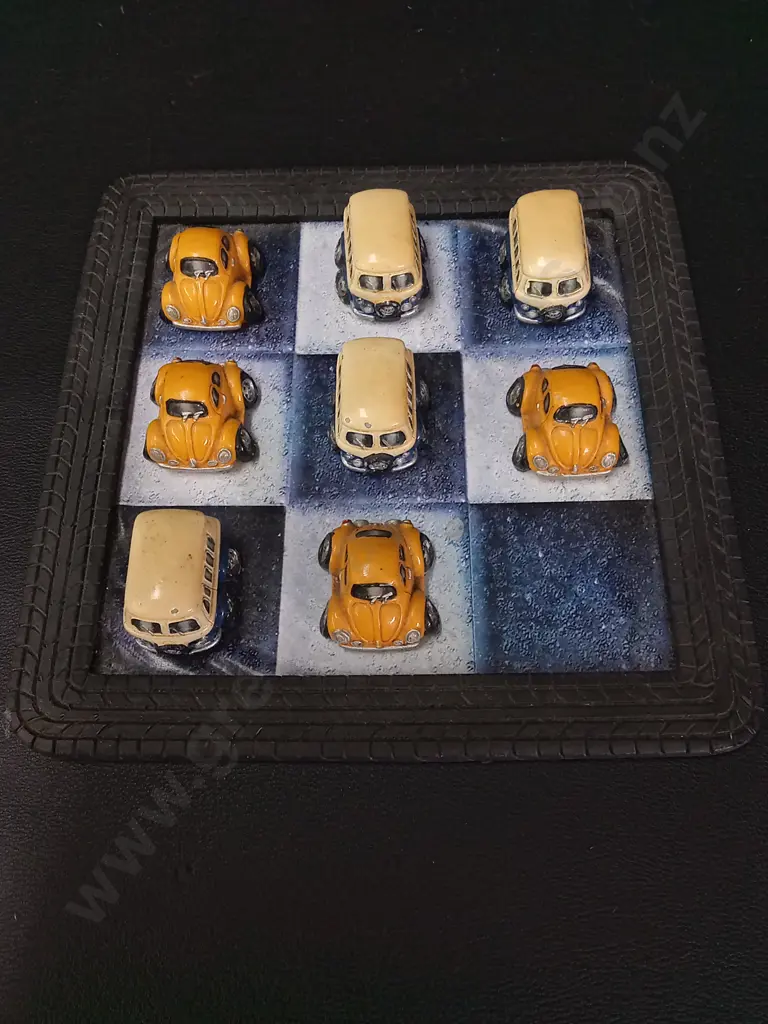 VINTAGE STYLE TIC-TAC-TOE GAME WITH MINI CARS BOARD 17CM X 17CM Image 1++