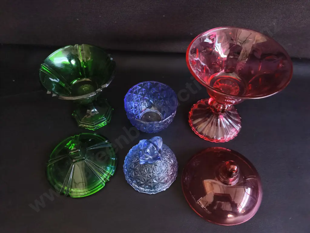 3 VINTAGE PRESSED GLASS COVERED CANDY JARS, TALLEST H 25 CM Image 1++