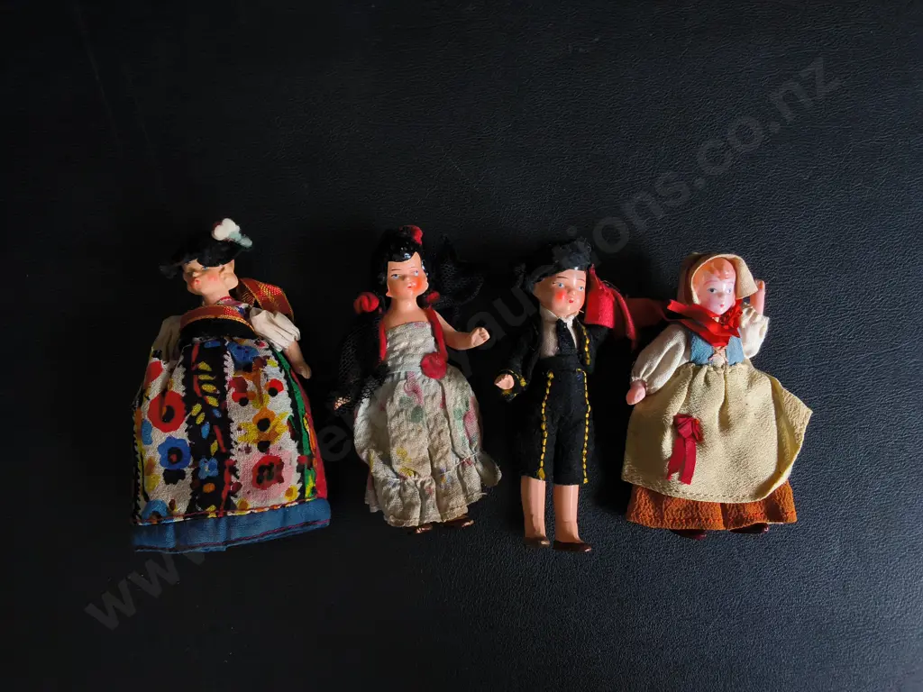 4 VINTAGE EUROPEAN SOUVENIR DOLLS, TALLEST H 10 CM Image 1++
