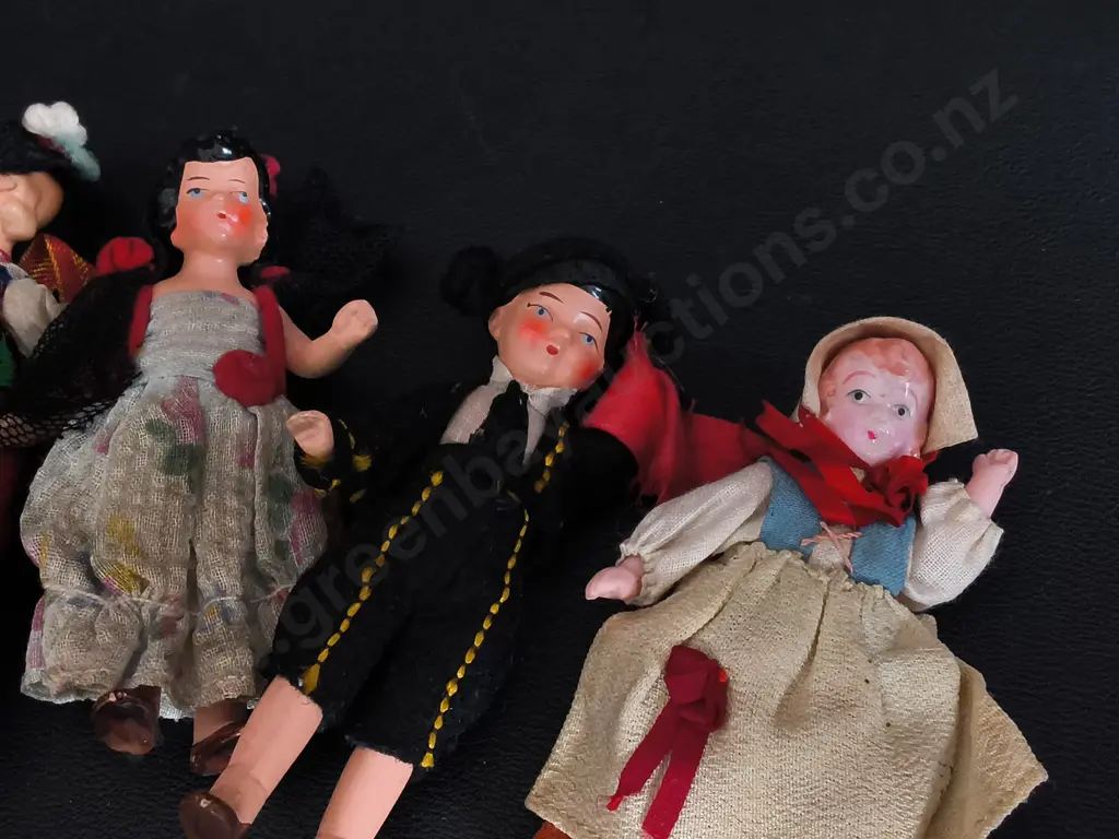 4 VINTAGE EUROPEAN SOUVENIR DOLLS, TALLEST H 10 CM Image 1++