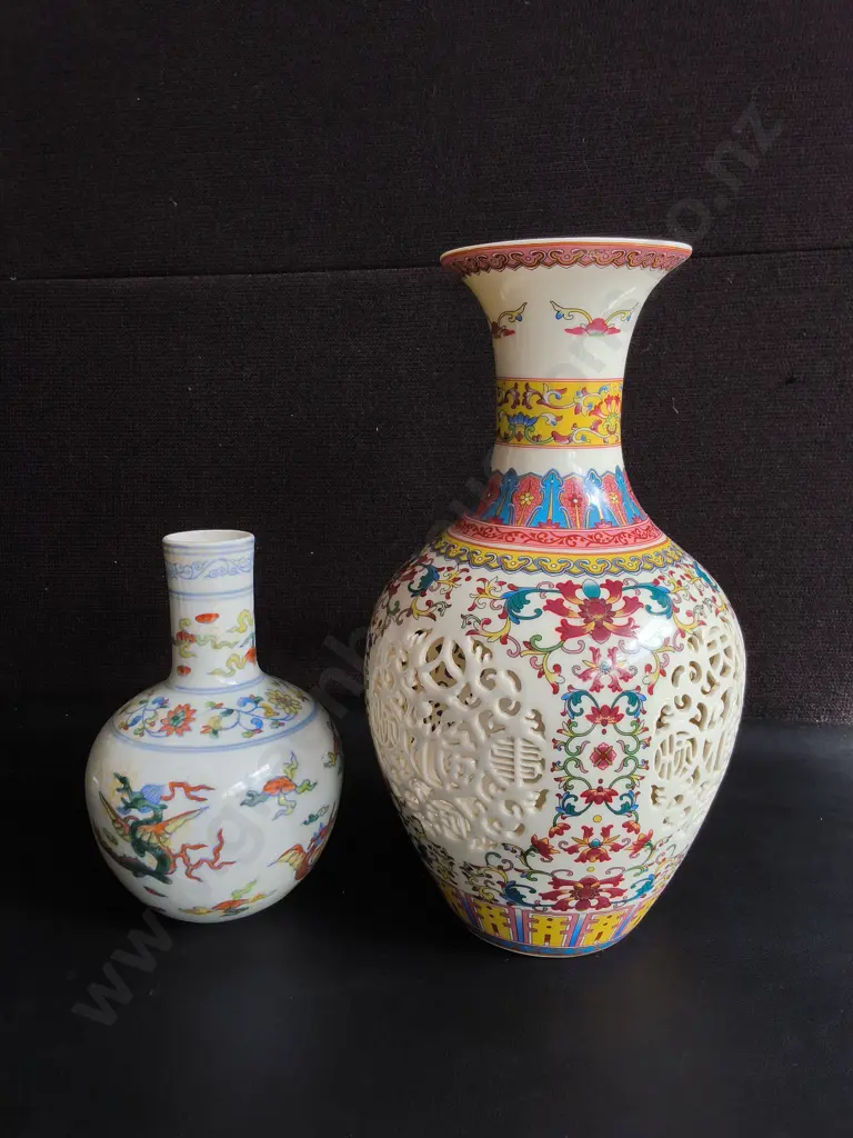 PAIR OF CHINESE PORCELAIN VASES, TALLEST H 28 CM Image 1++