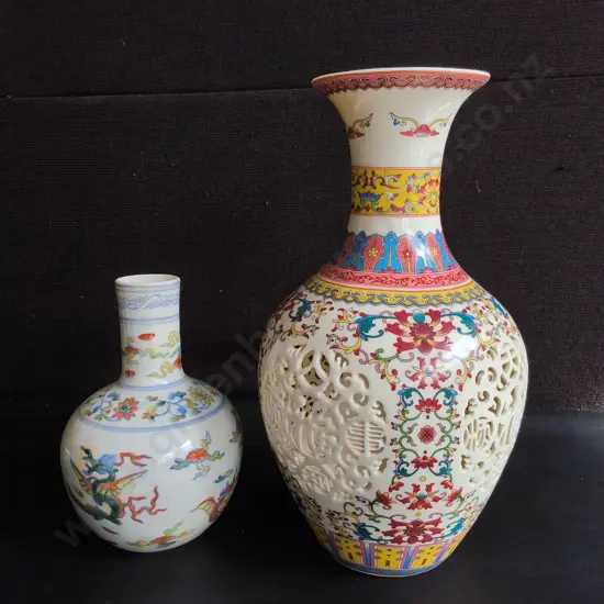 PAIR OF CHINESE PORCELAIN VASES, TALLEST H 28 CM