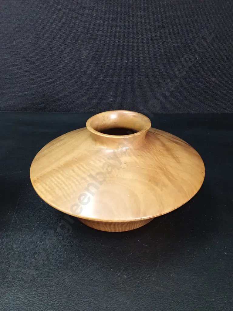 2 WOODEN ITEMS, PURIRI HOLLOW VESSEL D17CM AND A LIDDED PEDESTAL JAR H25CM Image 1++