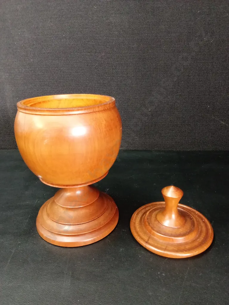 2 WOODEN ITEMS, PURIRI HOLLOW VESSEL D17CM AND A LIDDED PEDESTAL JAR H25CM Image 1++