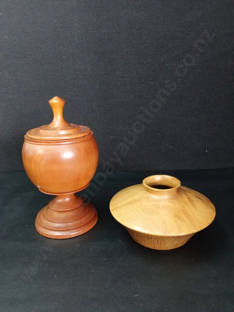 2 WOODEN ITEMS, PURIRI HOLLOW VESSEL D17CM AND A LIDDED PEDESTAL JAR H25CM Image 1++