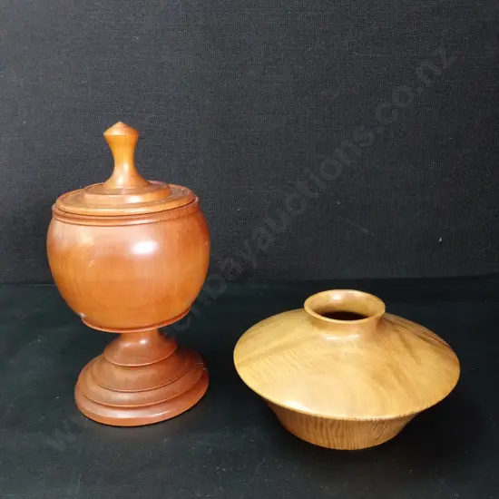 2 WOODEN ITEMS, PURIRI HOLLOW VESSEL D17CM AND A LIDDED PEDESTAL JAR H25CM