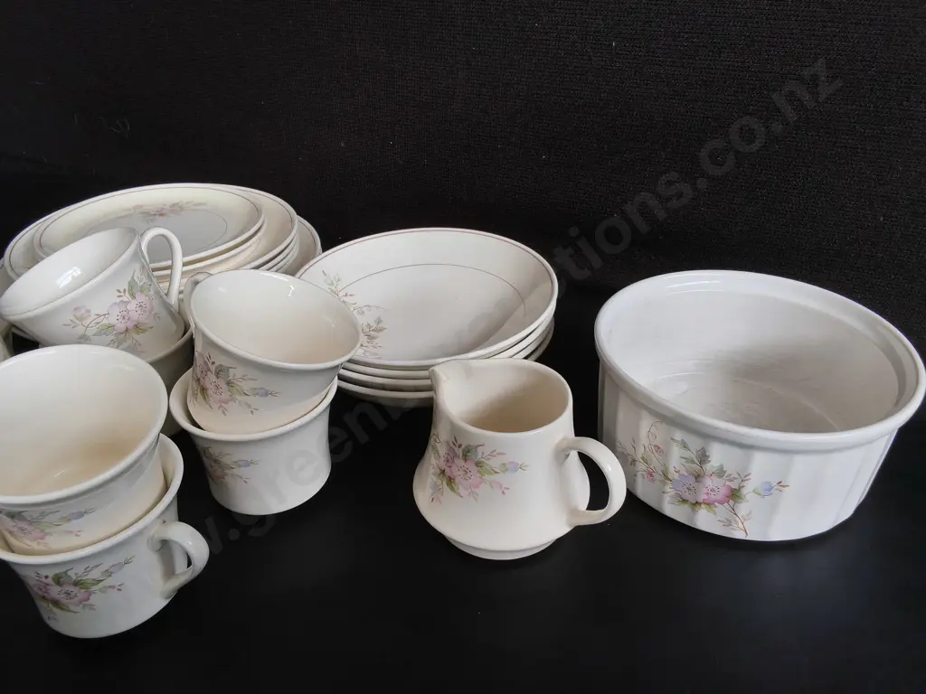 VINTAGE CROWN LYNN "SPRING FAIR" D470 CERAMIC TEA/ LUNCHEON SET, 23 PIECES Image 1++