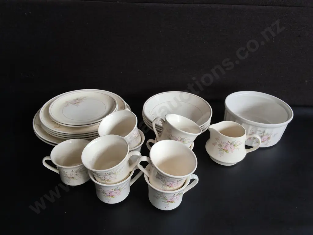 VINTAGE CROWN LYNN "SPRING FAIR" D470 CERAMIC TEA/ LUNCHEON SET, 23 PIECES Image 1++