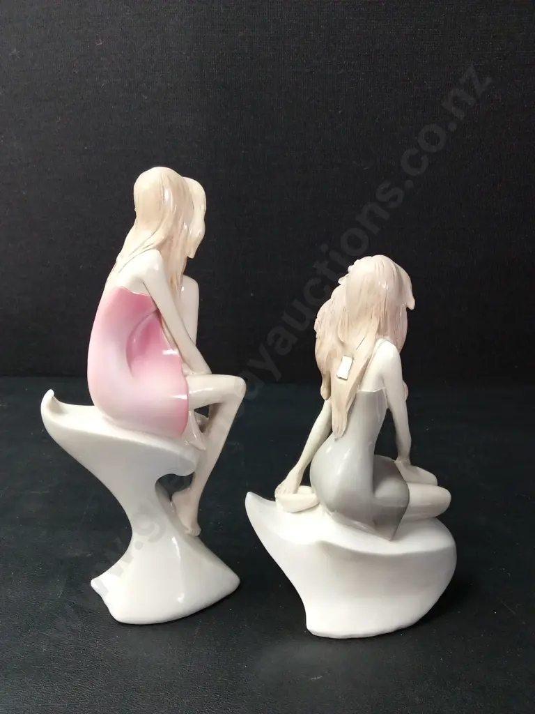 2 WOMAN FIGURINES TALLEST H23.5CM Image 1++