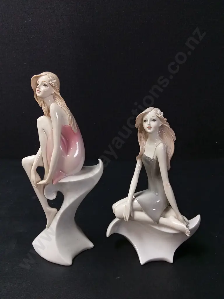 2 WOMAN FIGURINES TALLEST H23.5CM Image 1++