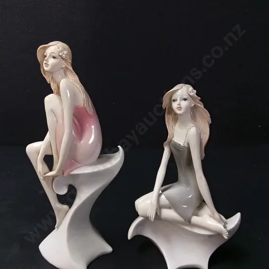 2 WOMAN FIGURINES TALLEST H23.5CM