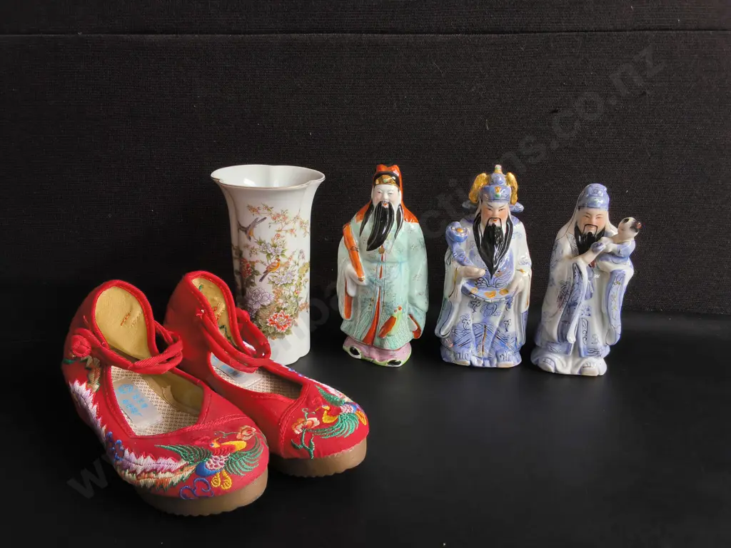3 PORCELAIN FU LU SHOU STAR GODS, EMBROIDERED CHINESE SHOES, AND JAPANESE VASE, TALLET H 19.5 CM Image 1++